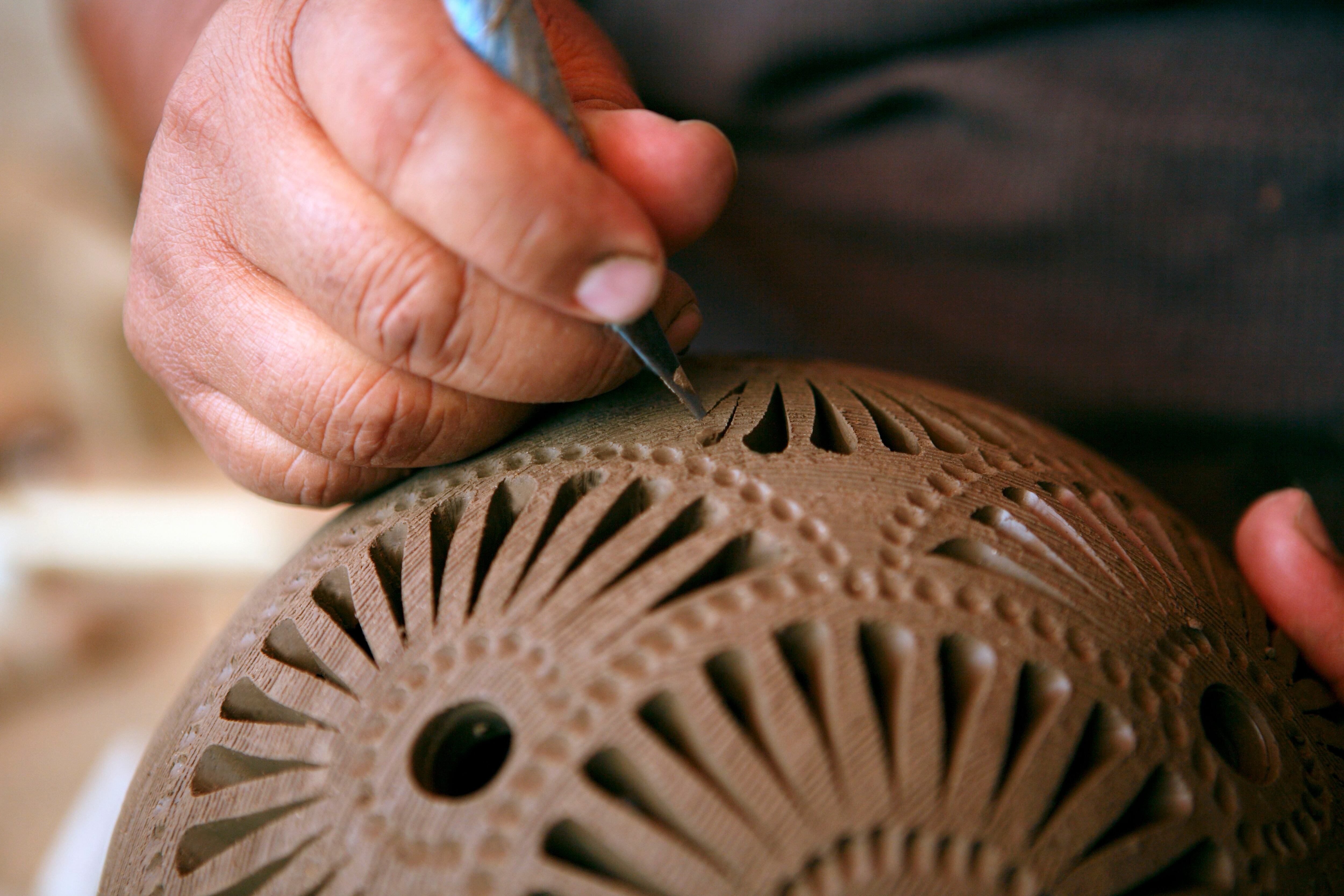 México, Oaxaca. Hombre haciendo cerámica decorativa de barro negro.