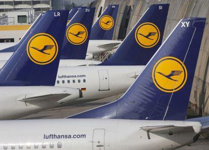 Varios aviones de Lufthansa, en el aeropuerto de Fr&aacute;ncfort.