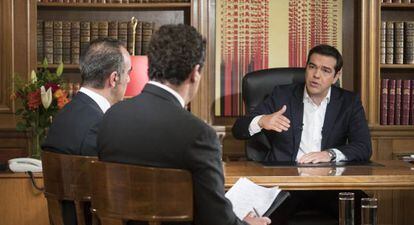 El primer ministre grec, Alexis Tsipras, durant l'entrevista a la cadena ERT.