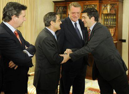 El <i>lehendakari </i>saluda al próximo presidente de la BBK, Mario Fernández, en presencia de Xabier Irala.