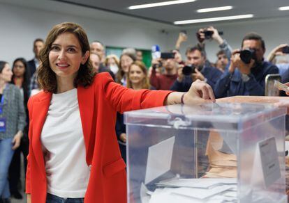 La presidenta de la Comunidad de Madrid, Isabel Díaz Ayuso, depositando su voto.