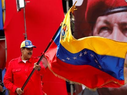 Nicolás Maduro ondea la bandera de Venezuela, el 4 de febrero en Caracas.
