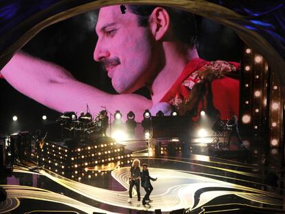 La actuación de Queen que abrió los Oscar 2019: sobre el escenario, Brian May, Roger Taylor y el cantante Adam Lambert. Y la imagen del ausente, Freddie Mercury, al fondo.
