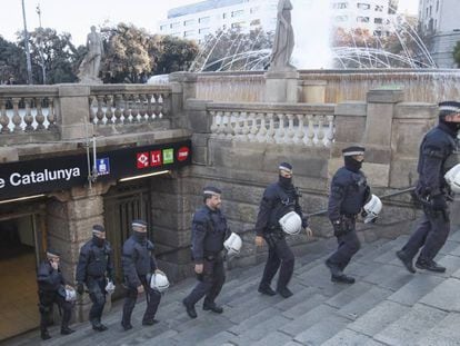 La Guàrdia Urbana después de uno de los desalojos recientes de los manteros en Plaza Cataluña.