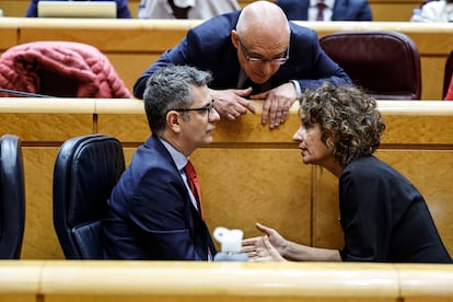 Rafael Simancas habla con el ministro de la Presidencia, Félix Bolaños y la vicepresidenta Económica, María Jesús Montero, durante el pleno del Congreso.