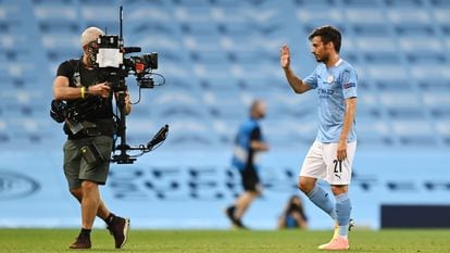 Un cámara de televisión enfoca al futbolista español David Silva durante un encuentro del Mánchester City en 2020.