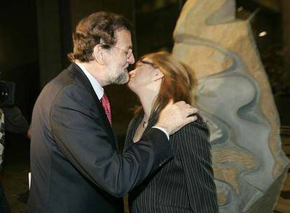 Mariano Rajoy saluda a Rosa María Pérez antes de la cena que compartieron en Barcelona.