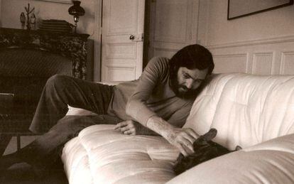 Cortázar con su gata Flanelle en su casa de la rue Martel en París, 1980.