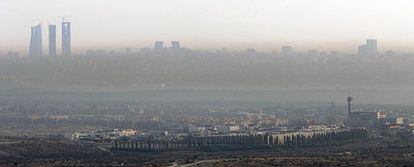 La ciudad, difuminada por la contaminación, vista desde un helicóptero de la DGT.
