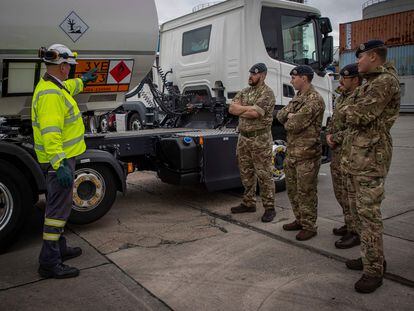 Un instructor de Hoyer Petrolog UK da este lunes en Londres las últimas instrucciones a los soldados que van a distribuir combustible por gasolineras del Reino Unido