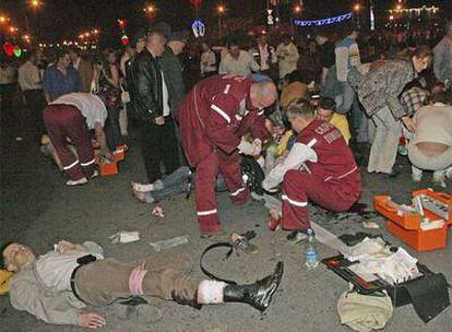 Los equipos de emergencia atienden a los heridos tras el atentado en Minsk.