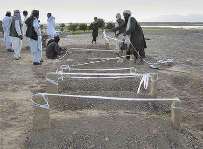 Aldeanos de la provincia de Farah entierran a familiares tras los bombardeos de EE UU.