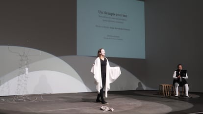 La soprano Manon Chauvin y la clarinetista Mónica Campillo. Sobre la pared se proyectan todos los textos cantados y leídos.