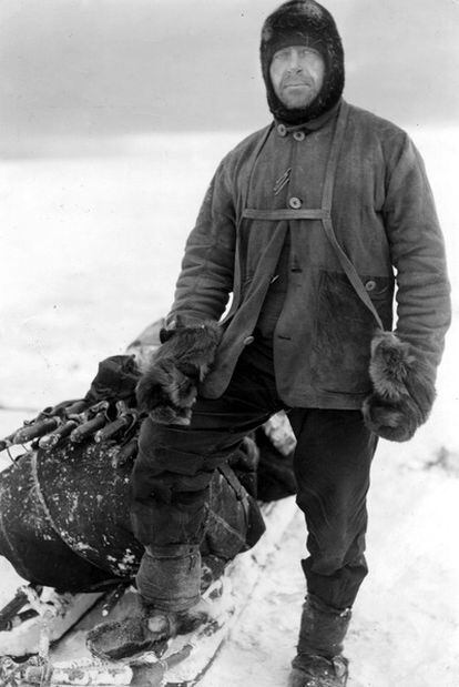 El capitán Robert Falcon Scott, junto a un trineo en un paisaje helado, en 1911.
