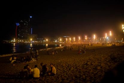 Jóvenes de botellón en la playa de la Barceloneta, el viernes por la noche.