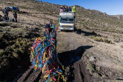 Residents of San Pedro de Pilas prepare the banderillas to carry out the fencing and shearing of vicuñas.
