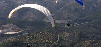 Dos personas practican parapente en Andalucía.