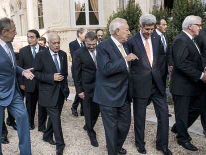 García-Margallo, en el centro, charla con John Kerry el 15 de septiembre en París.