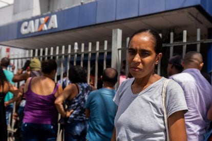 Camilla Reis, en la cola del banco para cobrar la paga contra la pobreza, el pasado martes en Periperi, una barriada de la periferia de Salvador de Bahía.