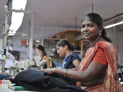 Beula Jose trabaja en la cooperativa textil Creative Handicrafts, en Bombay (India).