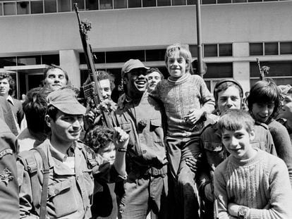 Soldados y civiles en una calle de Lisboa en abril de 1974.