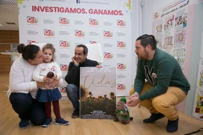 Daniela posa con sus padres, Silvia y Miguel Ángel, y con el director del cortometraje, Nacho Ros (en el centro), en la sede de la fundación CRIS contra el cáncer. 
