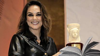 La periodista Mónica Carrillo posa con su galardón tras ganar el Premio Azorín 2020 por su novela 'La vida desnuda', en Alicante en marzo de 2020.