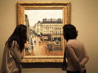 Dos visitantes contemplan el cuadro 'Rue Saint-Honoré por la tarde. Efecto de lluvia', en el Thyssen.