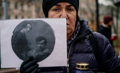 Una mujer sostiene la fotografía de sus familiares, represaliados por el estalinismo en la ceremonia en memoria de las víctimas, este martes en Moscú.