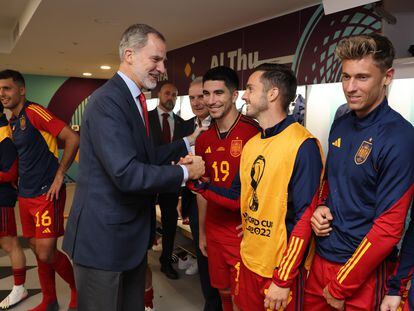 DOHA, 23/11/2022.- El rey Felipe VI (i) felicita a los jugadores de la selección tras el partido este miércoles en su estreno ante Costa Rica en el Mundial de fútbol de Qatar 2022 en el estadio Al Thumama de Doha. EFE/ Ballesteros
