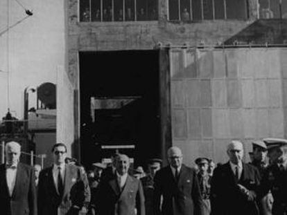 Visita del dictador Francisco Franco (tercero por la izquierda) a la sede de la compañía Fecsa, propiedad de Juan March.