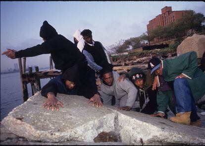 Los miembros del colectivo Wu-Tang Clan posan en 1993 en Staten Island, Nueva York.