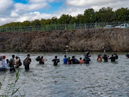 Familias de migrantes cruzan el río Bravo en la frontera entre Eagle Pass, Texas, y Piedras Negras, Coahuila (México), el 12 de octubre.