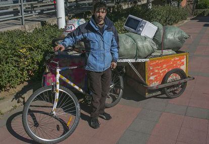 Joan Sz&oacute;zg, junto a su carro, con las pertenencias que ha podido sacar de la nave del Poblenou, tras el desalojo.