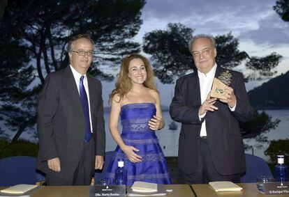 El escritor Enrique Vila-Matas (derecha) junto a Sim&oacute;n Pedro Barcel&oacute; (izquierda) y Marta Buadas, en Formentor, (Mallorca), durante la entrega del Premio Formentor de las Letras 2014.