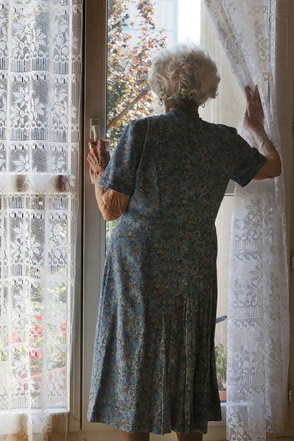 Felisa mira por la ventana de su habitiación en la residencia de la calle de la República en Bobigny, a la afueras de País.