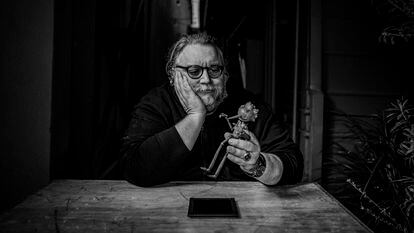 Del Toro posa con una de las figuras de 'Pinocho'.