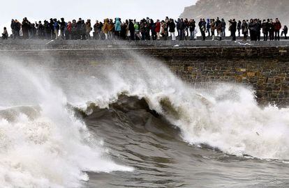 <b>Desde el espigón del Kursaal</b>. Numerosas personas contemplan el estado del mar el pasado 28 de enero, día en que se decretó la alerta naranja. El pasado día 2 el Consistorio abrió una oficina de atención a los ciudadanos afectados por el temporal.