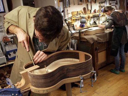 Los hermanos María y Felipe Conde trabajan con dos guitarras en el taller de Felipe Conde, en Madrid.