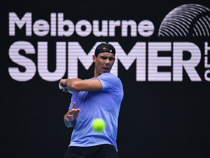 Rafael Nadal durante una sesión de entrenamiento para el torneo de Melbourne.