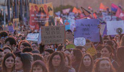 Manifestantes en la marcha convocada por el 8-M, este miércoles en Sevilla.