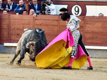 Emilio de Justo lancea a la verónica el pasado 10 de abril en Las Ventas.