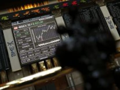 Un panel del parqu&eacute; madrile&ntilde;o muestra la evoluci&oacute;n del principal indicador de la Bolsa de Madrid, el IBEX 35.