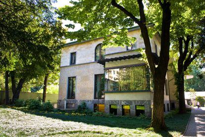 Fachada de la casa familiar diseñada por el arquitecto Piero Portaluppi.