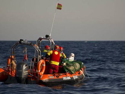 Cooperantes de Proactiva Open Arms recuperan este mi&eacute;rcoles un cad&aacute;ver en aguas del Mediterr&aacute;neo. 