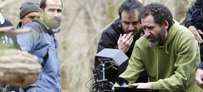 Los directores Aitor Arregi y Jon Garaño durante el rodaje de 'Handia'.