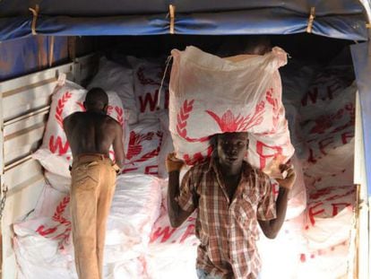 Unos trabajadores cargan un avión para que lance alimentos desde el aire en Sudán del Sur, en el año 2012.