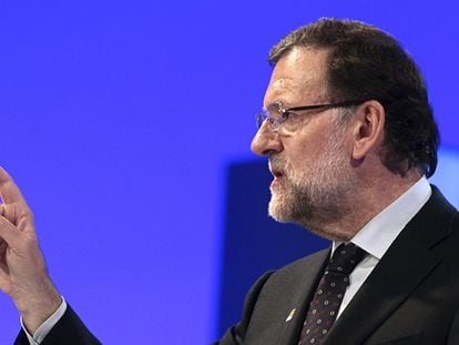 El presidente del Gobierno y candidato del PP, Mariano Rajoy, en su intervención en el mitin central de su campaña en Aragón.
