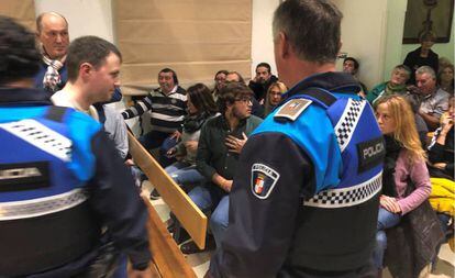 Efectivos policiales desalojan el salón de plenos de El Espinar (Segovia). 