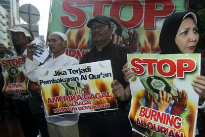Manifiestación en Yakarta, Indonesia, contra la quema de Coranes